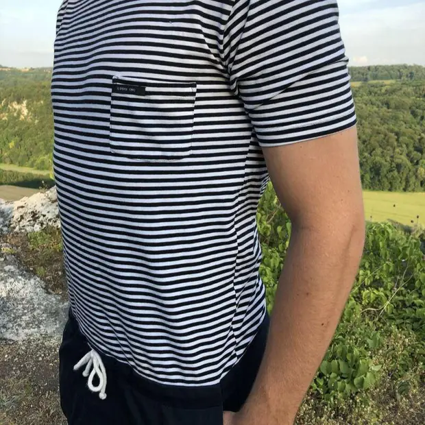 Étiquette LUDIS INC cousue sur la poche poitrine du combishort