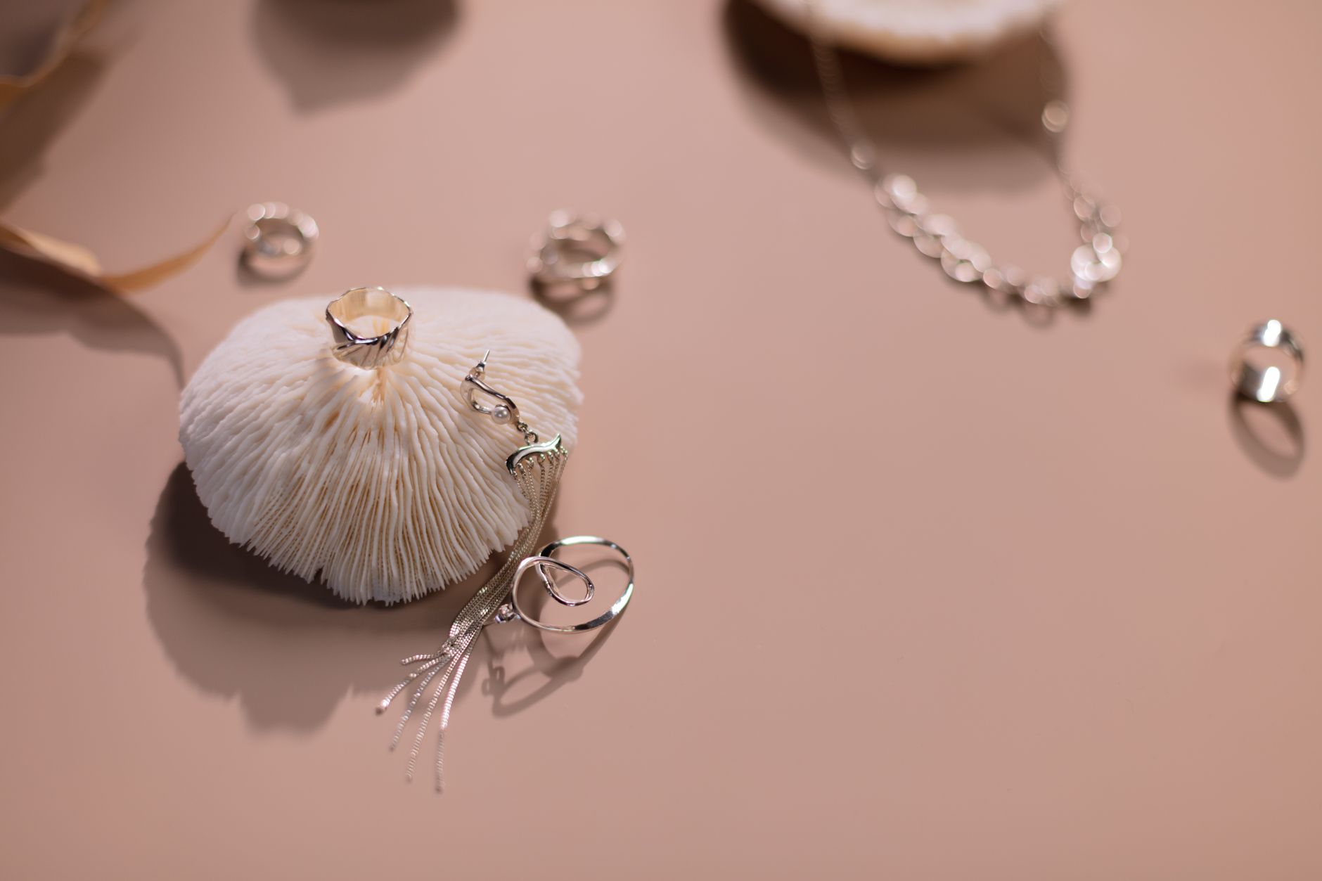 La mode des bijoux plaqués or : pourquoi sont-ils si populaires ?