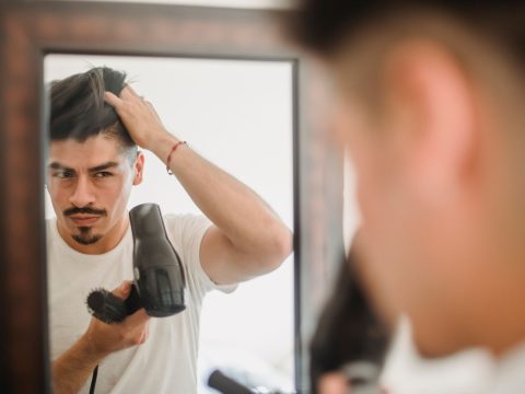 Les Cheveux Masculins à l’Horizon 2023 : Entre Audace et Affirmation de Soi