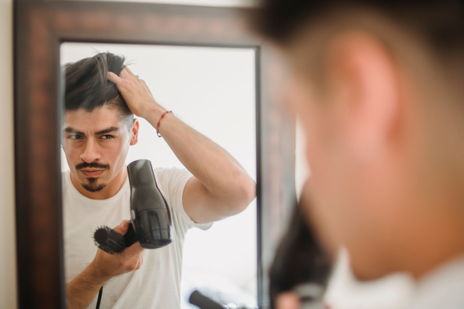 Les Cheveux Masculins à l&rsquo;Horizon 2023 : Entre Audace et Affirmation de Soi