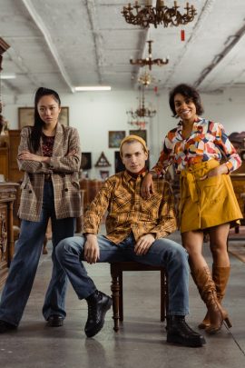Retour dans le Temps : La Mode Vintage et la Fascination des Jeunes pour les Décennies Passées