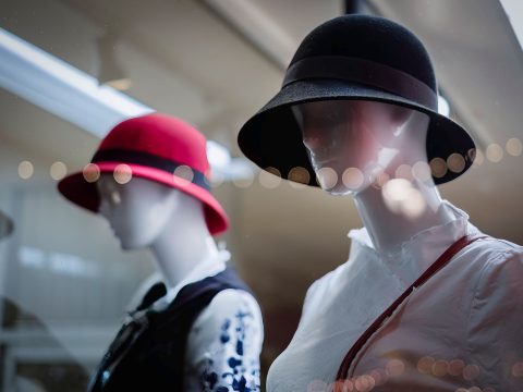 Chapeaux disparus, mais jamais oubliés : Le grand retour d’un symbole de style intemporel
