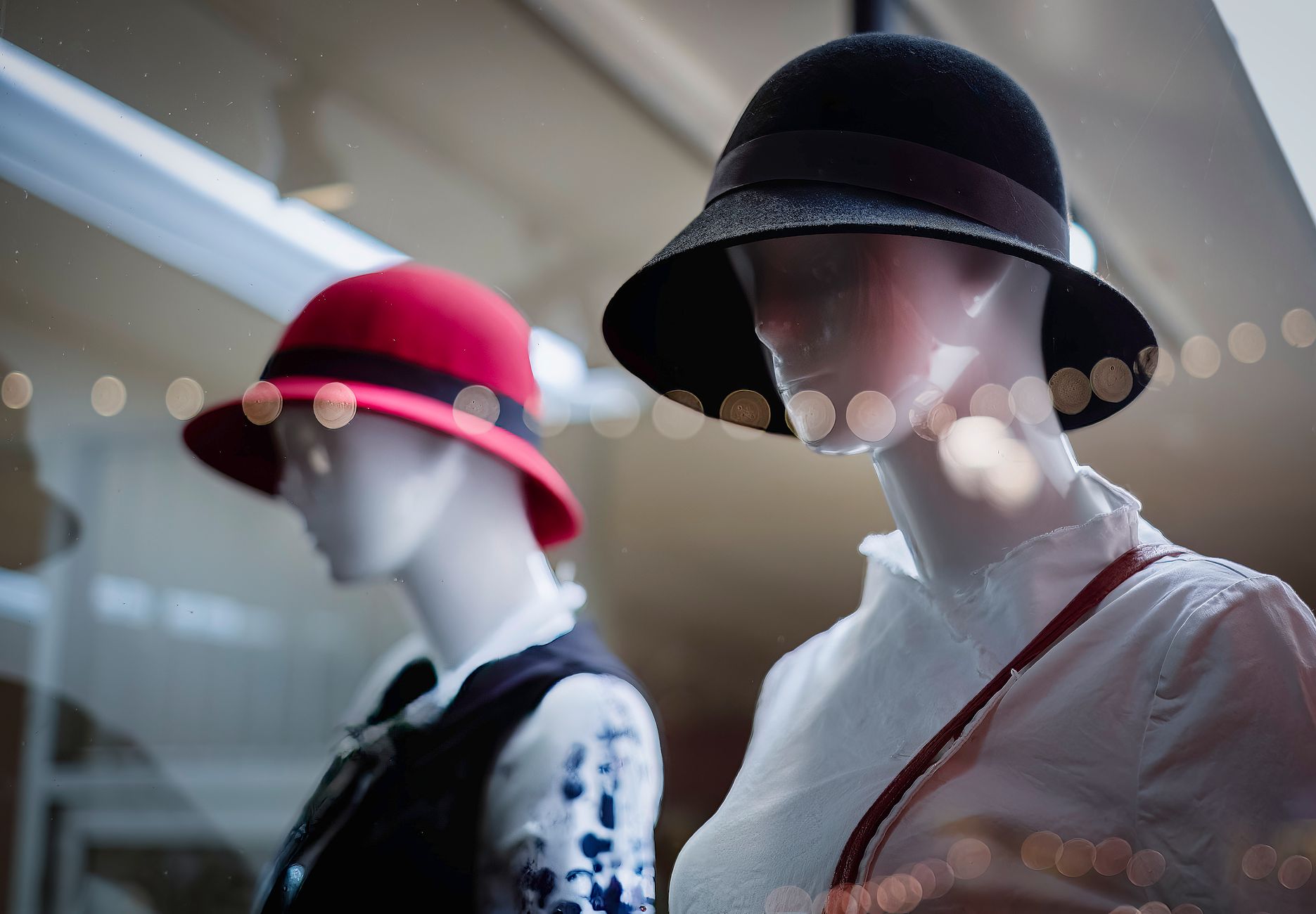Chapeaux disparus, mais jamais oubliés : Le grand retour d&rsquo;un symbole de style intemporel