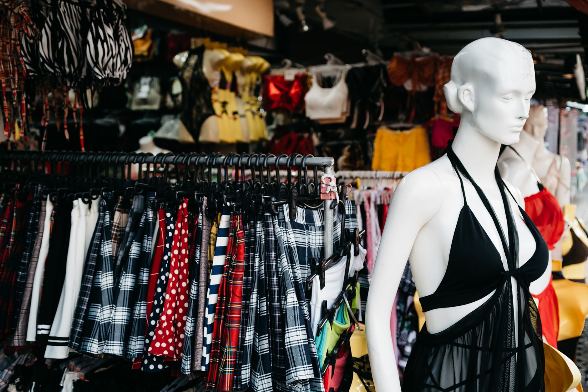 Exploration de Prettylittlething : la marque qui révolutionne la mode