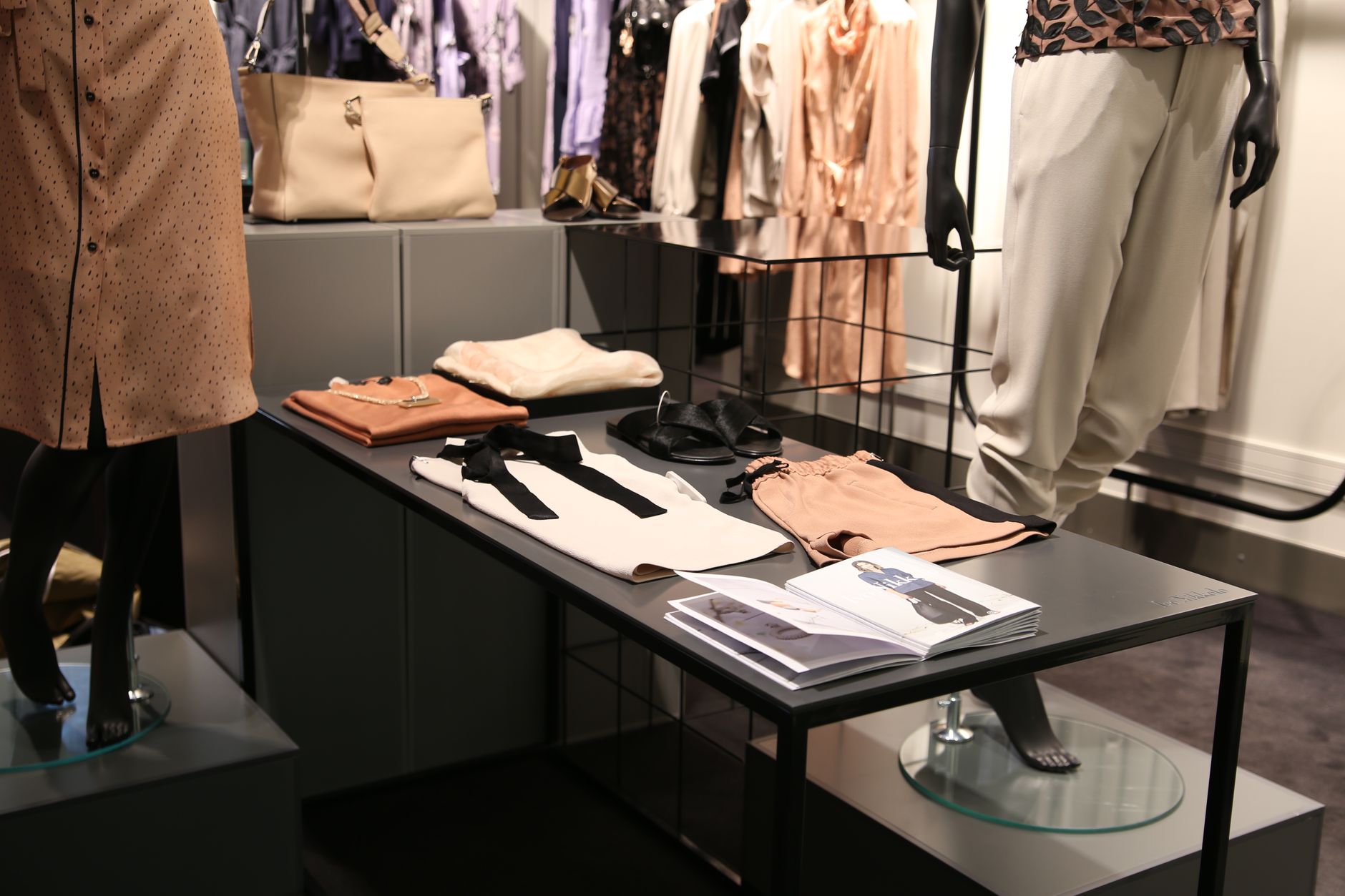 Revolve : la marque de mode qui révolutionne le shopping en ligne
