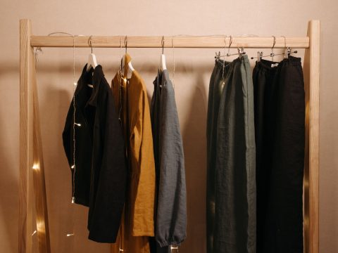 Quels vêtements basiques intemporels inclure dans votre dressing masculin ?
