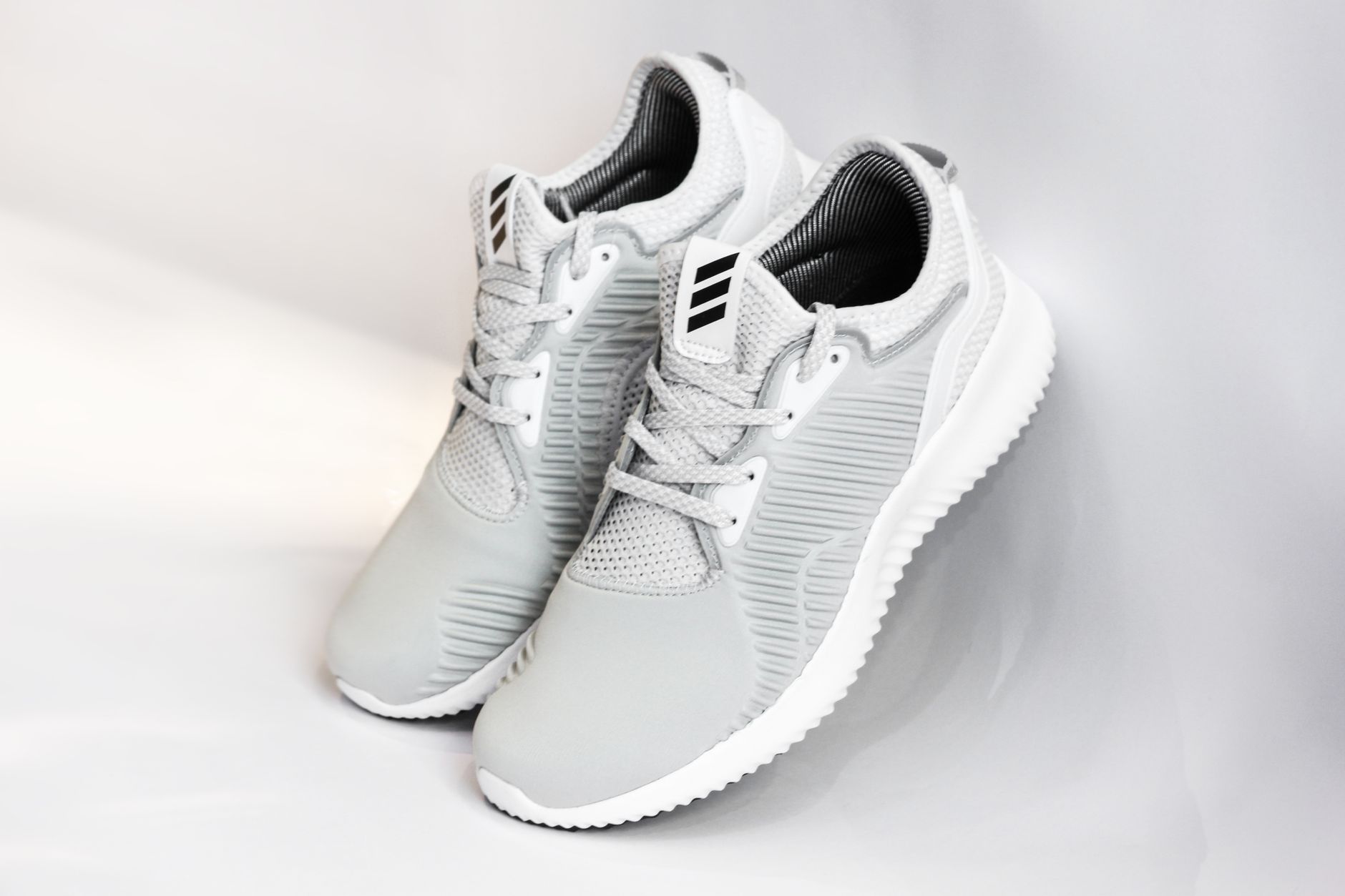 10 sneakers incontournables que chaque homme stylé portera en 2025 (et une seule peut tout transformer)