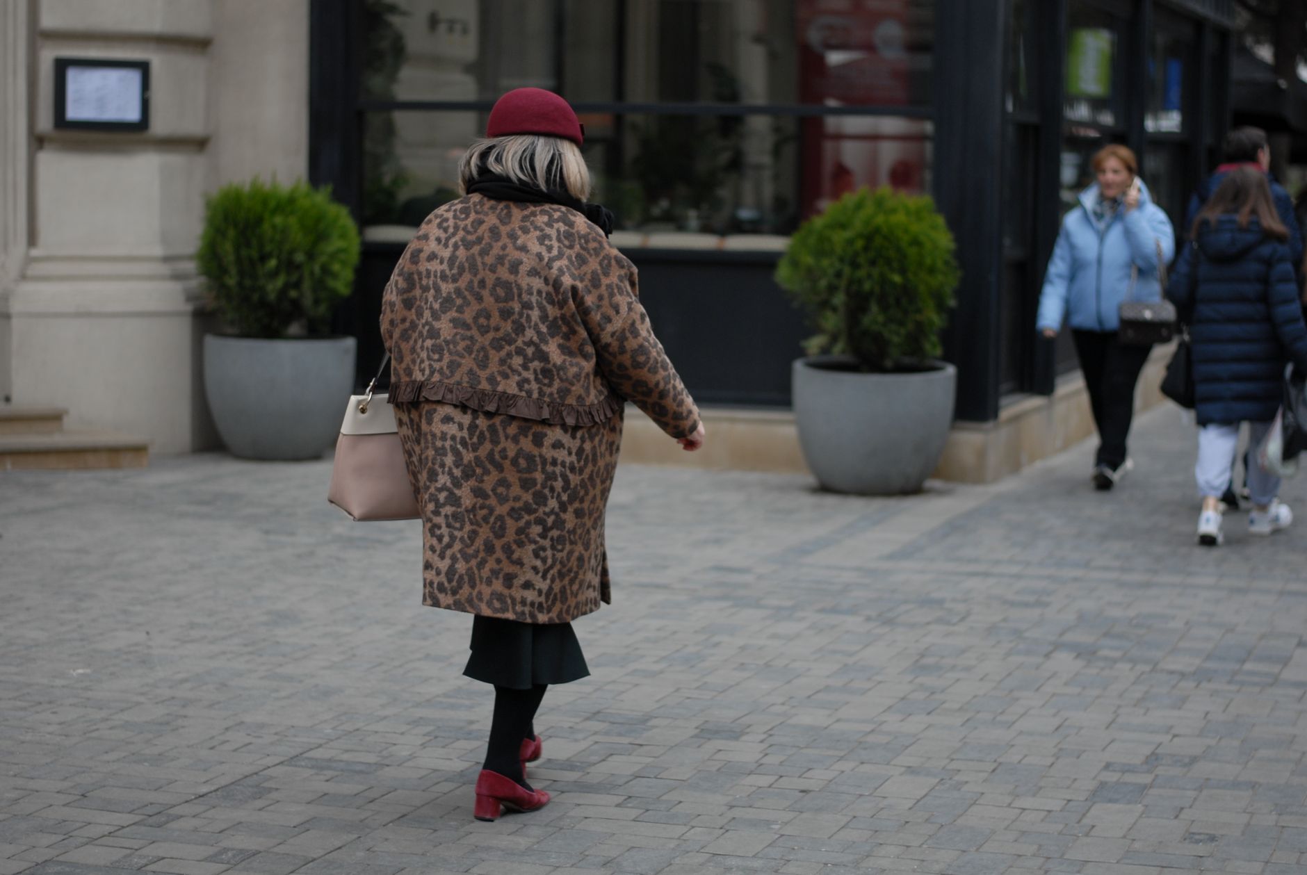 Petite et stylée : 10 astuces mode imparables pour sublimer votre silhouette