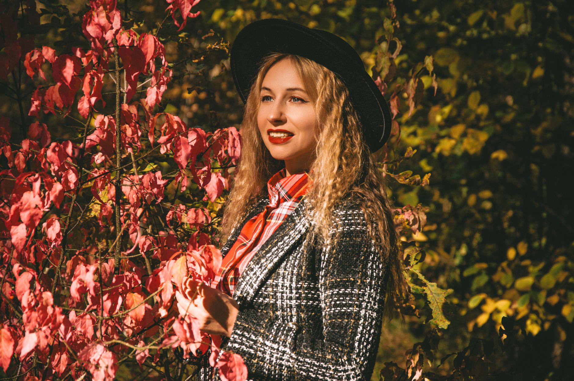 Les couleurs incontournables de l’automne 2025 : comment porter ces teintes chaudes sans faute de goût ?