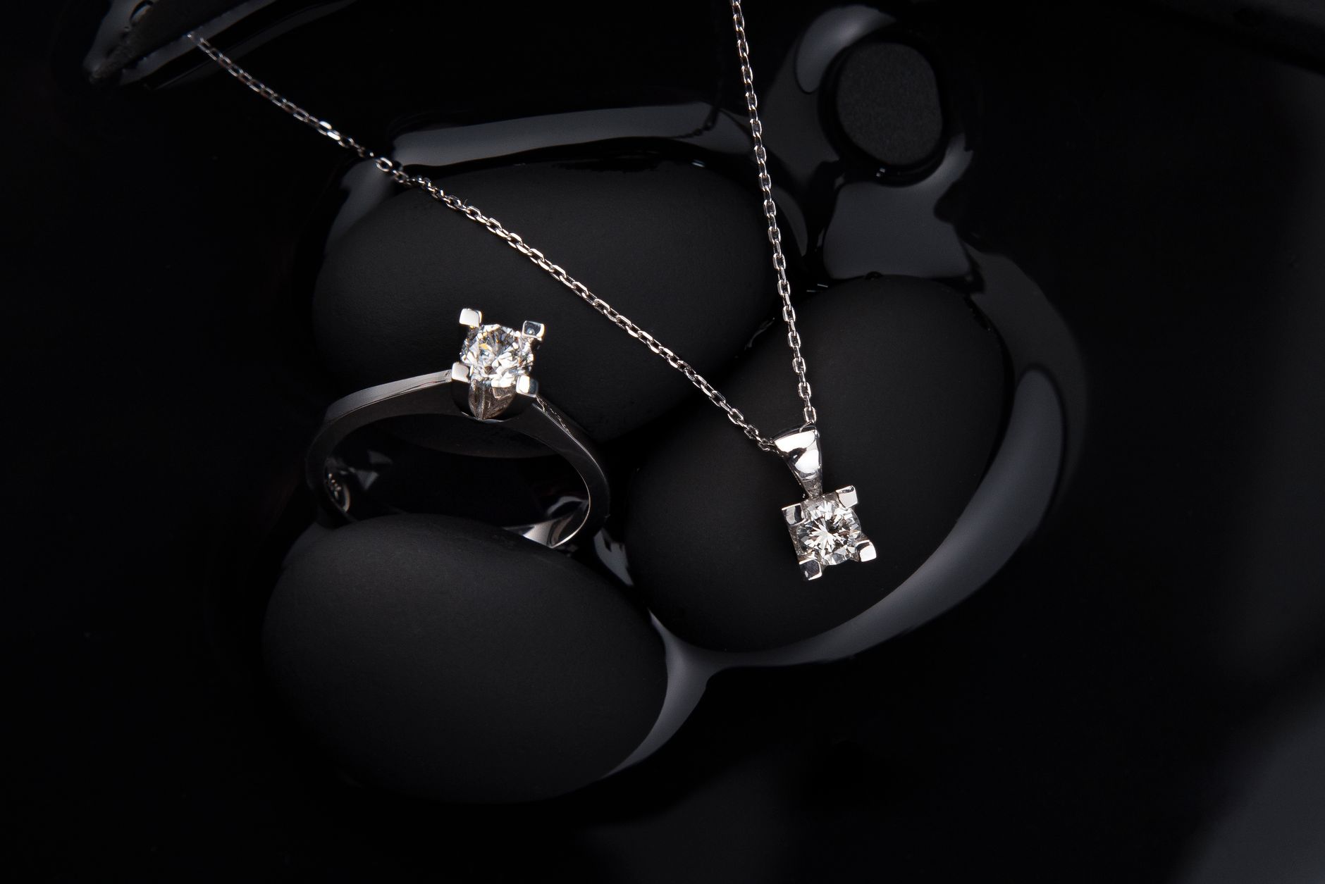 Les bijoux qui font briller l’été 2025 : 7 tendances à adopter sans hésiter