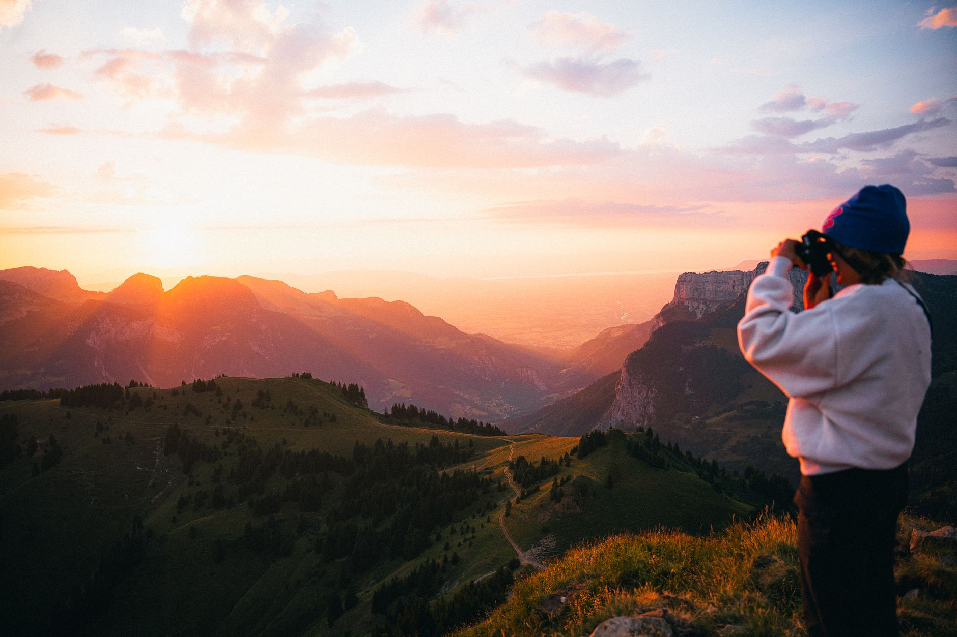 Les chapeaux stars de l’été 2025 : 5 modèles ultra stylés pour dompter le soleil avec allure