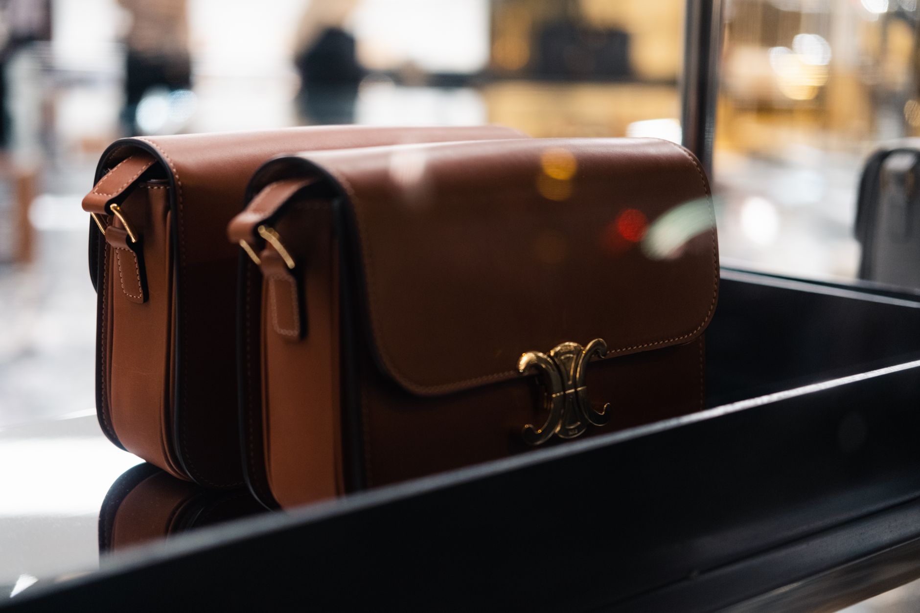 Ce que les sacs à main disent de notre époque: miroir d’une génération en quête de sens
