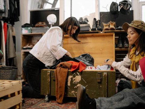 La seconde main explose en France : un nouvel âge d’or pour la mode responsable