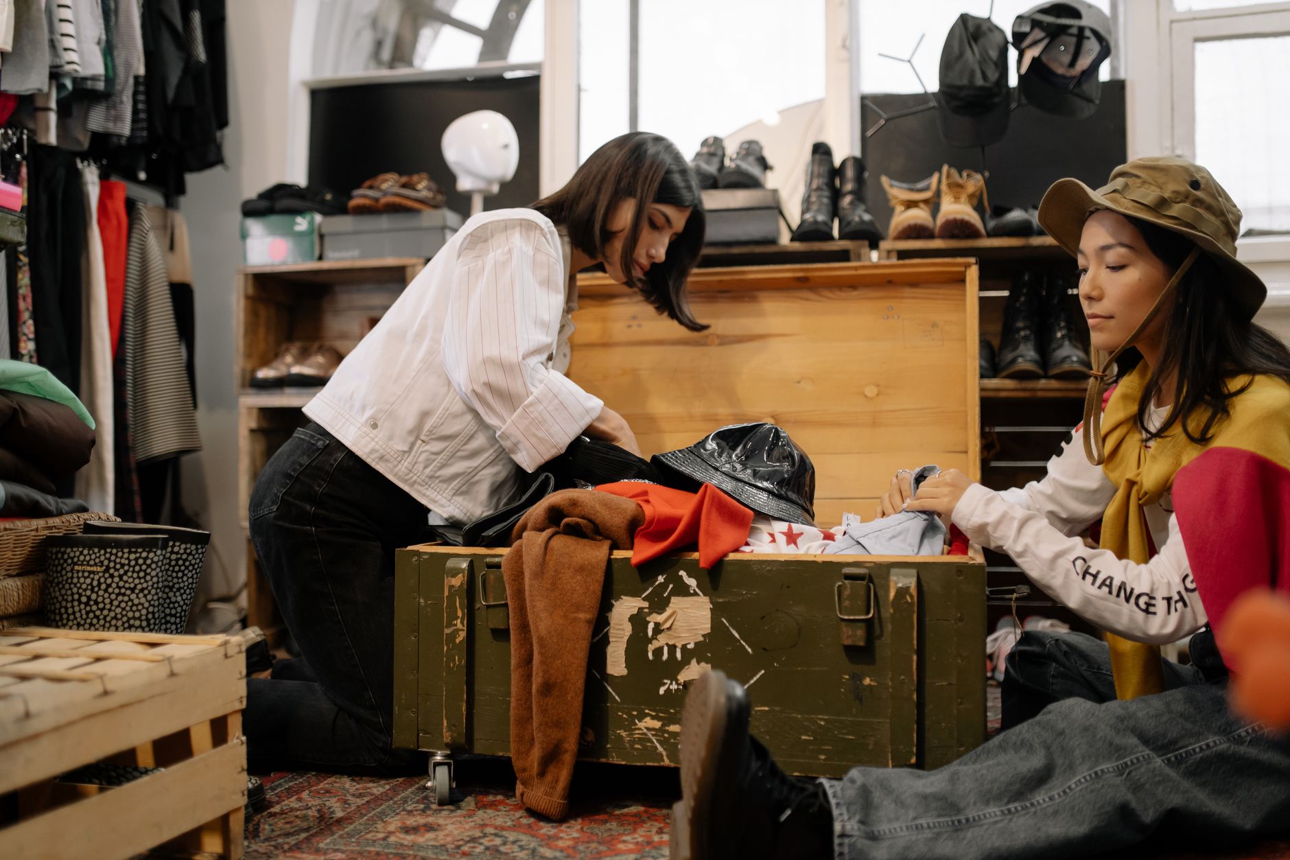 La seconde main explose en France : un nouvel âge d’or pour la mode responsable