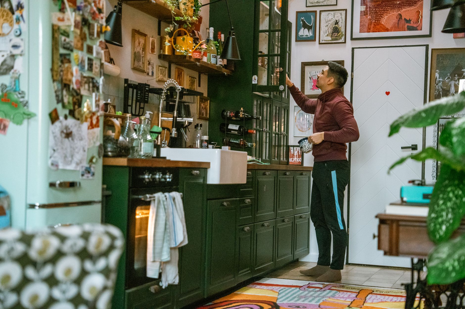 Pourquoi tout le monde échange ses baskets blanches contre des modèles colorés