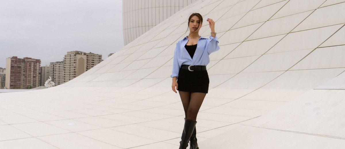 Jupe plissée tendance 2025 : looks modernes et idées stylées pour toutes les occasions