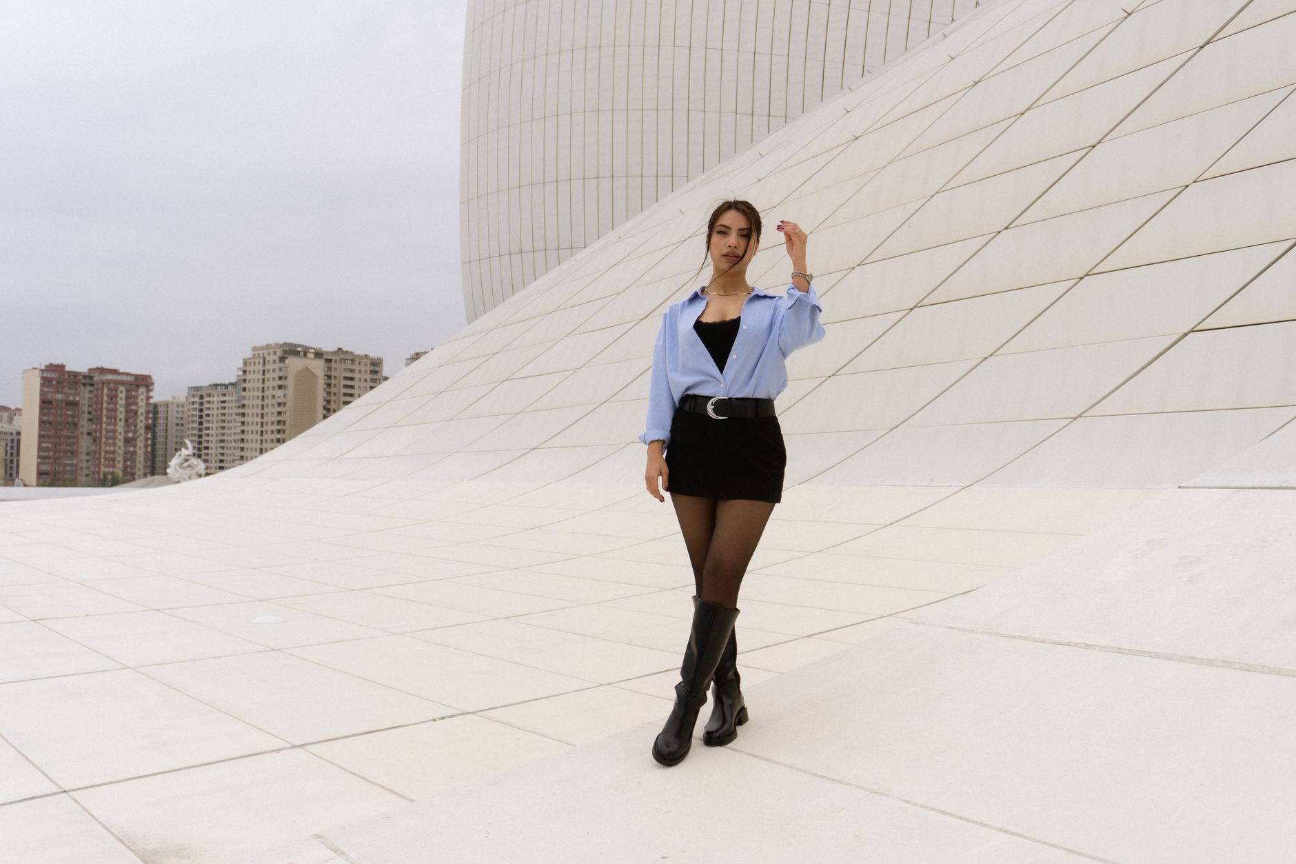Jupe plissée tendance 2025 : looks modernes et idées stylées pour toutes les occasions