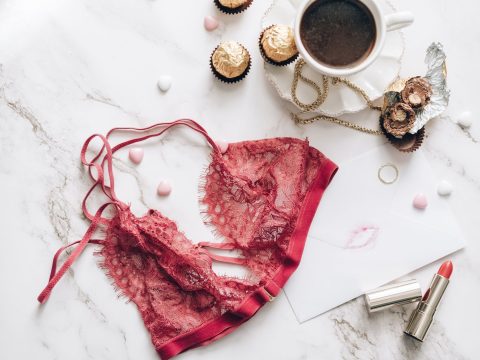 Dentelle visible & lingerie apparente : ose le style moody lace en 2025