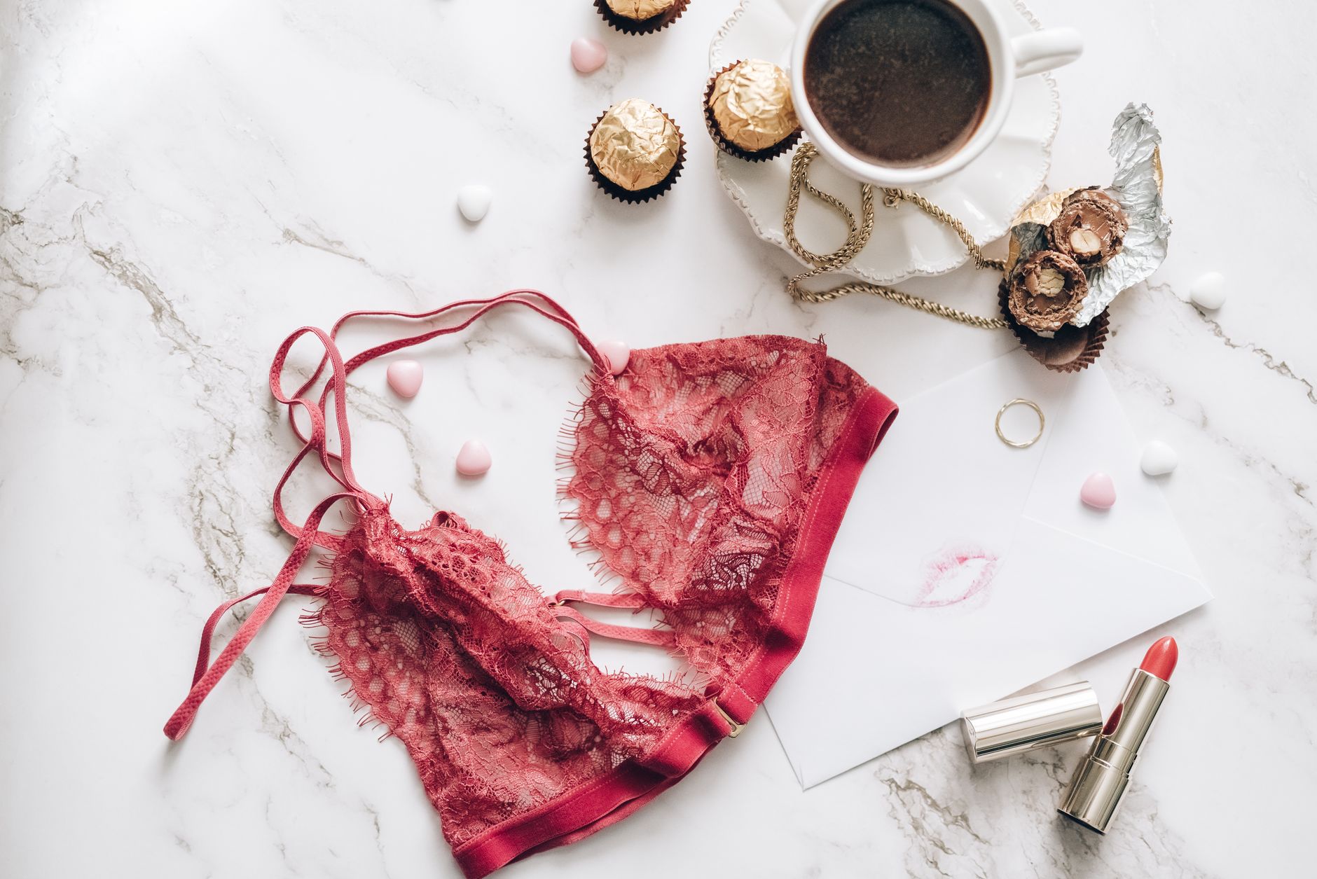 Dentelle visible & lingerie apparente : ose le style moody lace en 2025