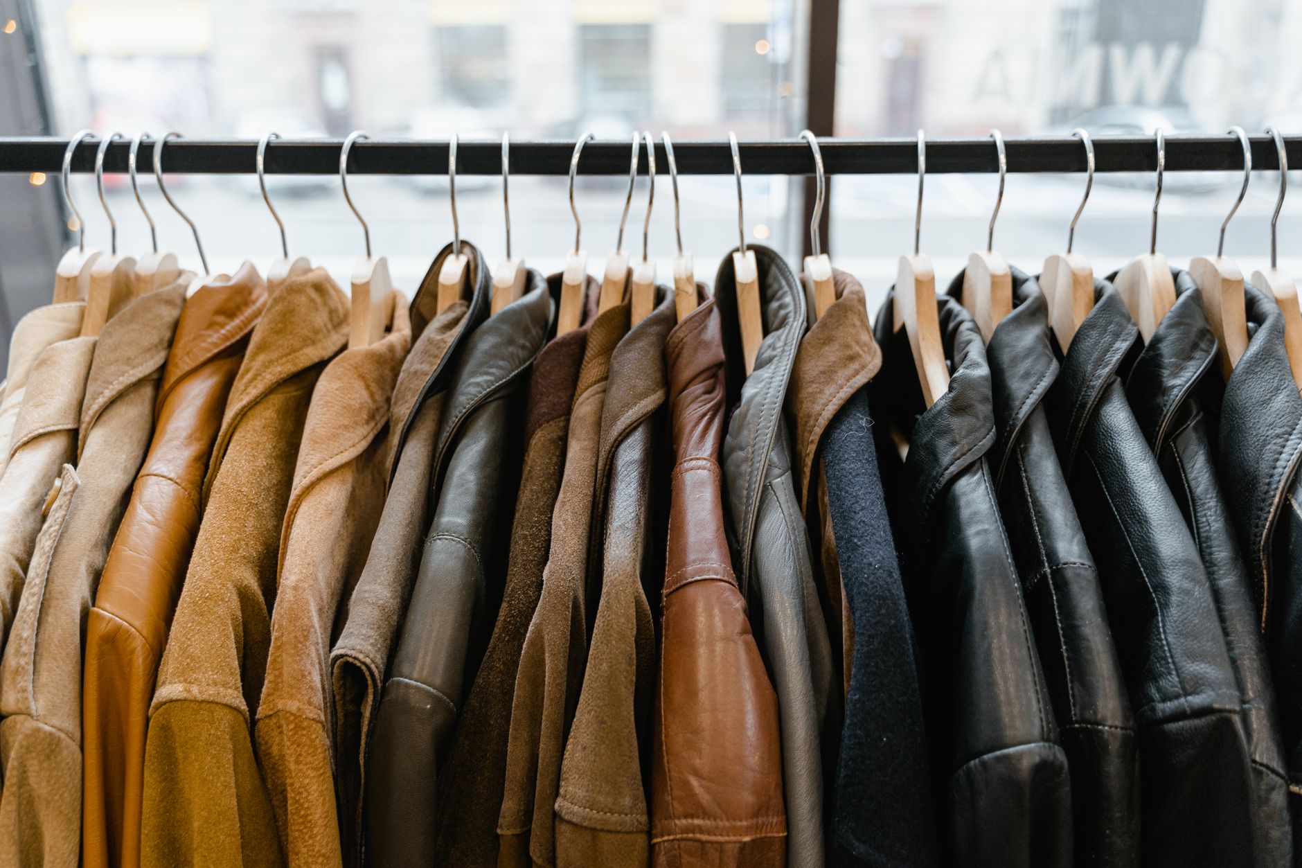 Quelle veste porter à la mi-saison homme 2025 ? 7 modèles incontournables