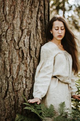 Femme en robe de lin naturel dans un sous-bois