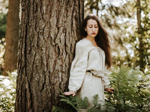 Femme en robe de lin naturel dans un sous-bois