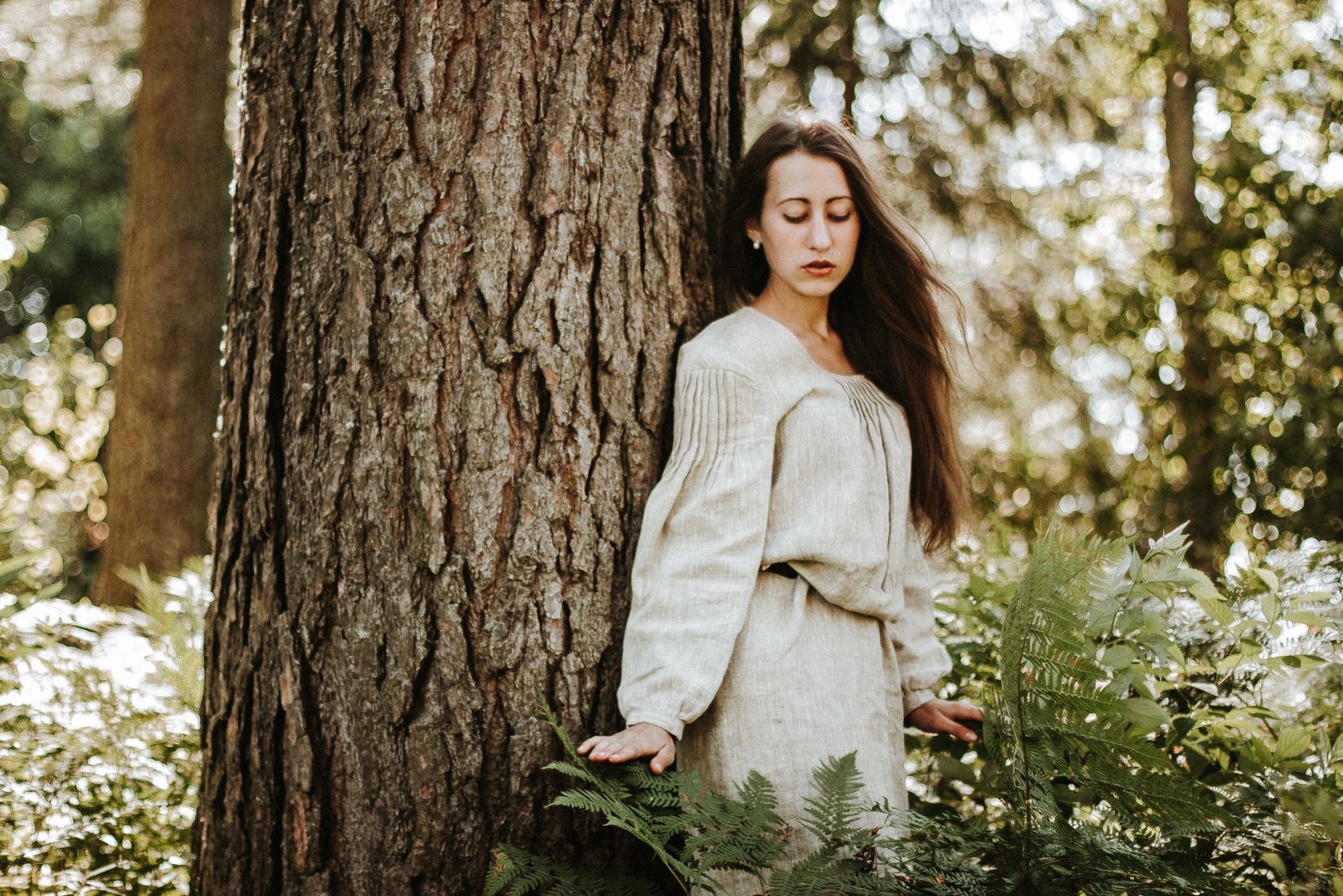 Femme en robe de lin naturel dans un sous-bois