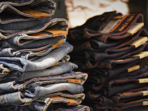 Pile de jeans en denim pliés