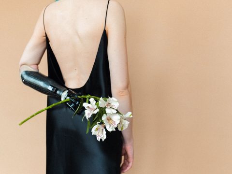 Femme en robe nuisette noire tendance
