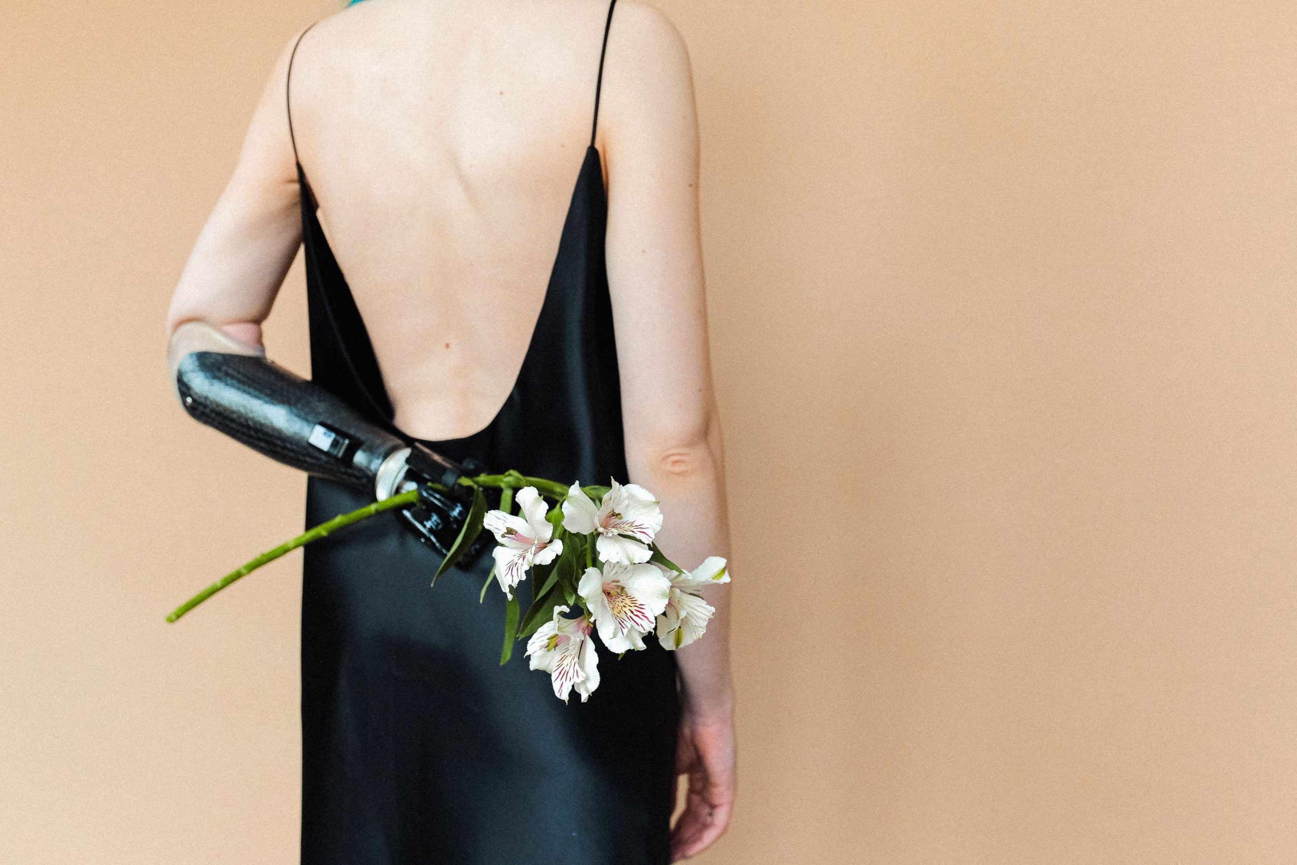Femme en robe nuisette noire tendance