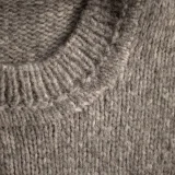 Détail d'une maille fine en laine, col roulé