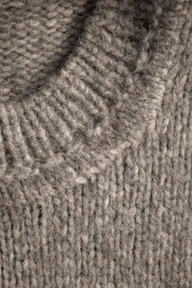 Détail d'une maille fine en laine, col roulé
