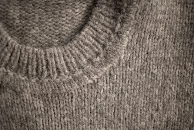 Détail d'une maille fine en laine, col roulé