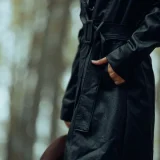 Poche d'un manteau sombre, main posée