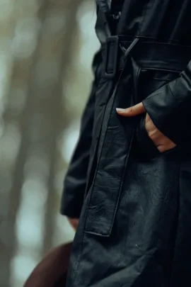 Poche d'un manteau sombre, main posée