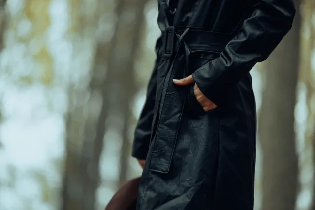 Poche d'un manteau sombre, main posée