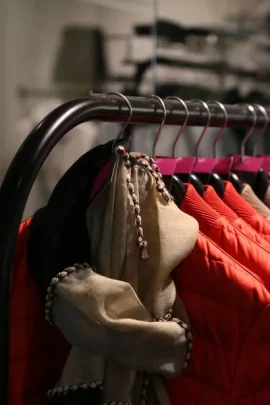 Portant de manteaux en boutique