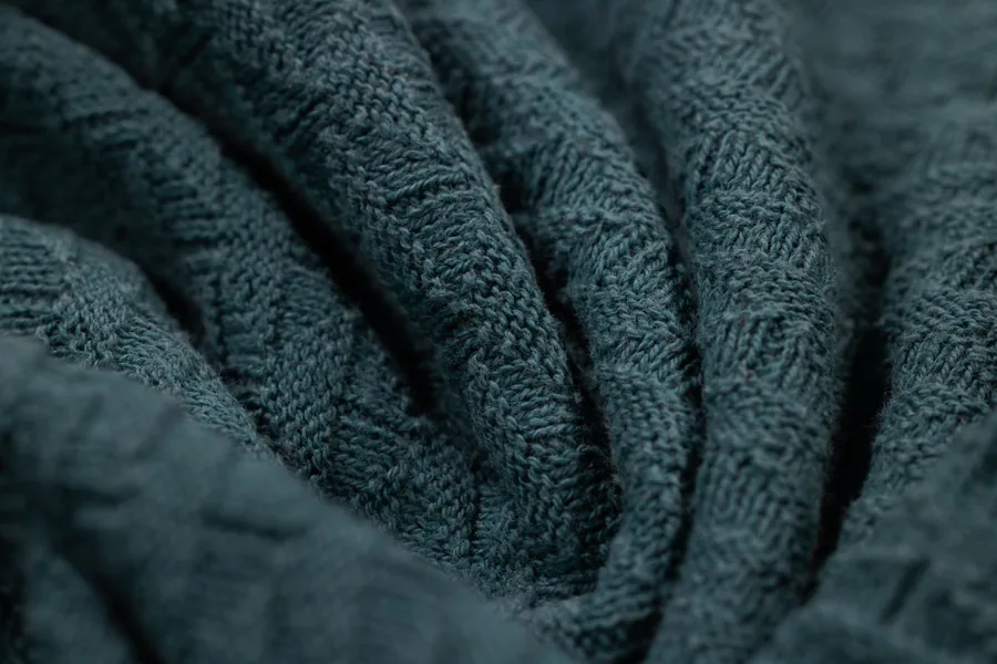 Maille épaisse en laine sombre, plis serrés