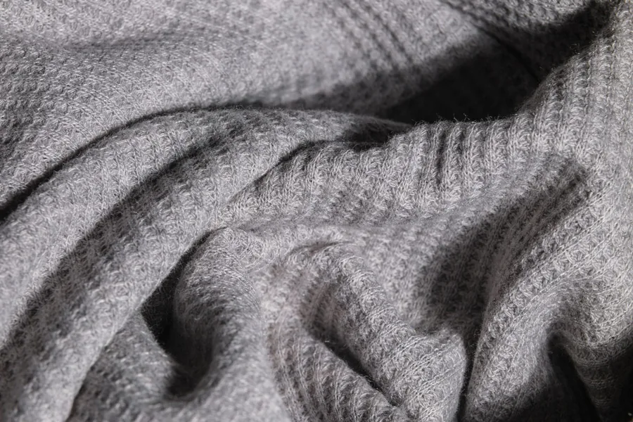 Maille grise froissée, relief du tricot