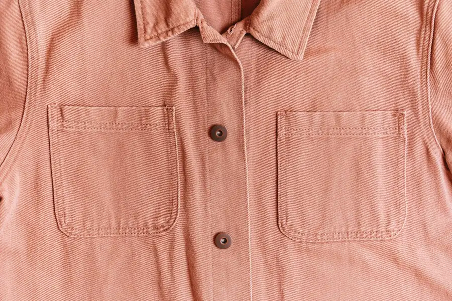 Chemise en coton corail, poches poitrine