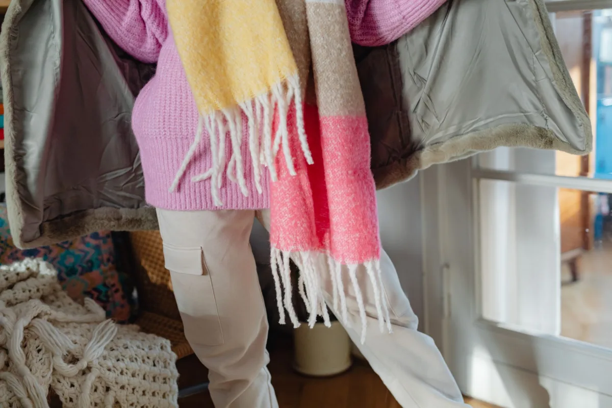Pull en maille et écharpe en laine superposés, illustration de la règle des trois couches