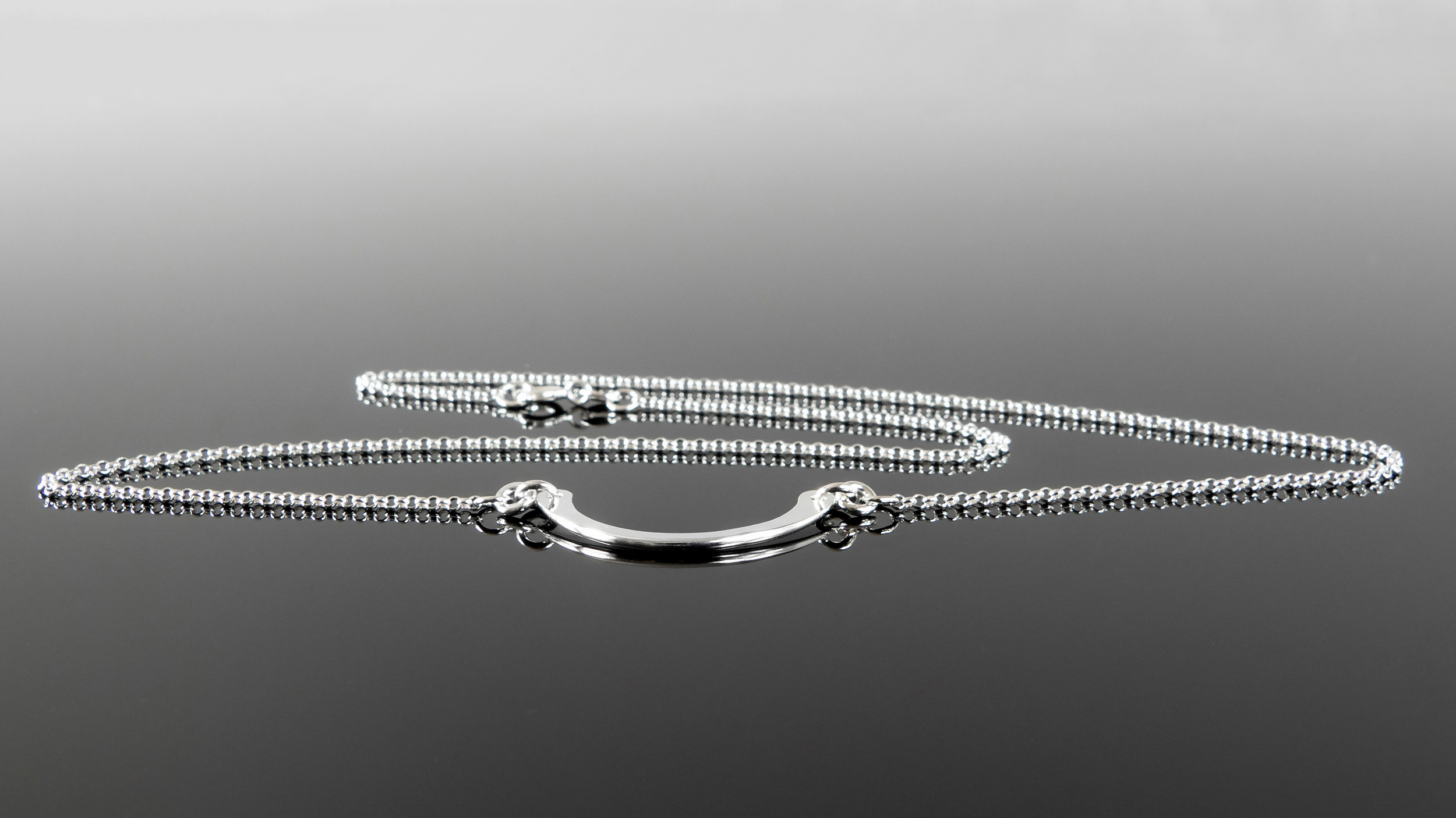 Collier personnalisé en argent sterling, chaîne fine, gros plan