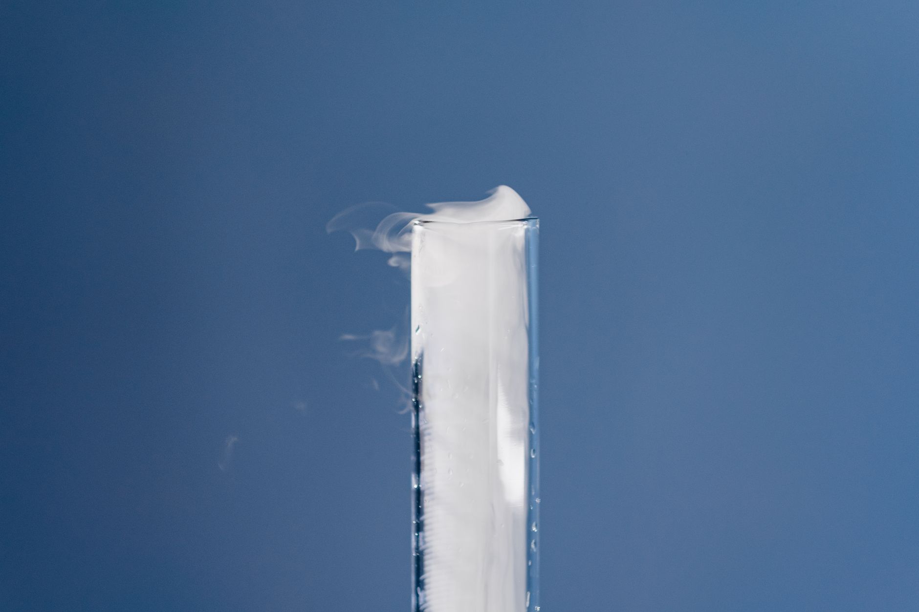 Pourquoi vos médicaments contiennent encore du dioxyde de titane interdit ?