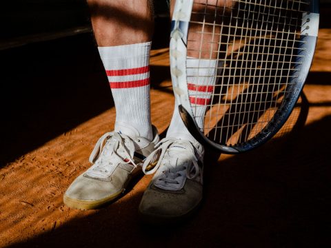 La réapparition des tennis emblématiques dans nos looks de 2026