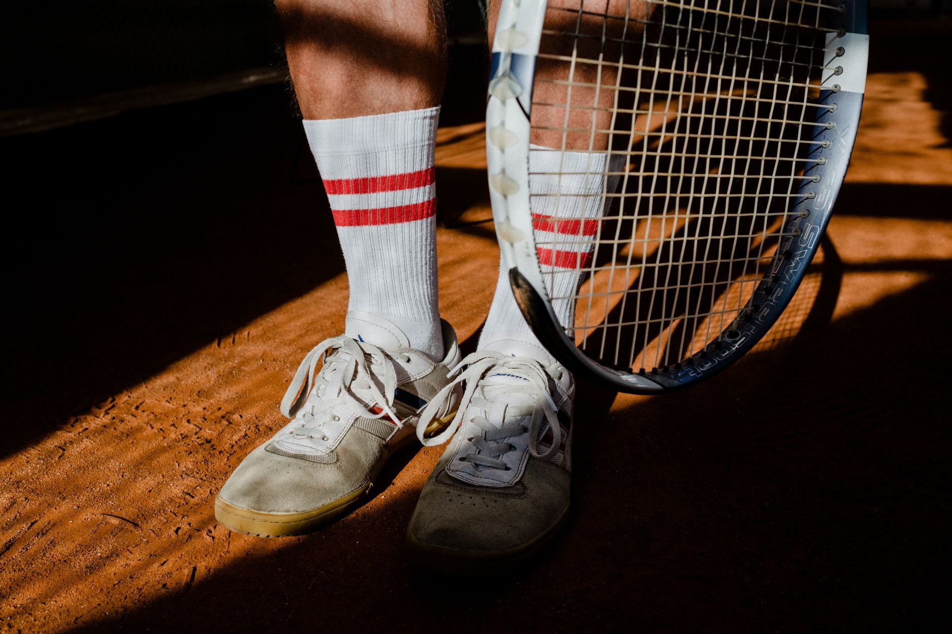 La réapparition des tennis emblématiques dans nos looks de 2026