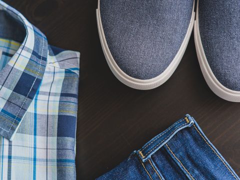 Le jean bootcut slim fait son retour avec des chaussures plates modernes