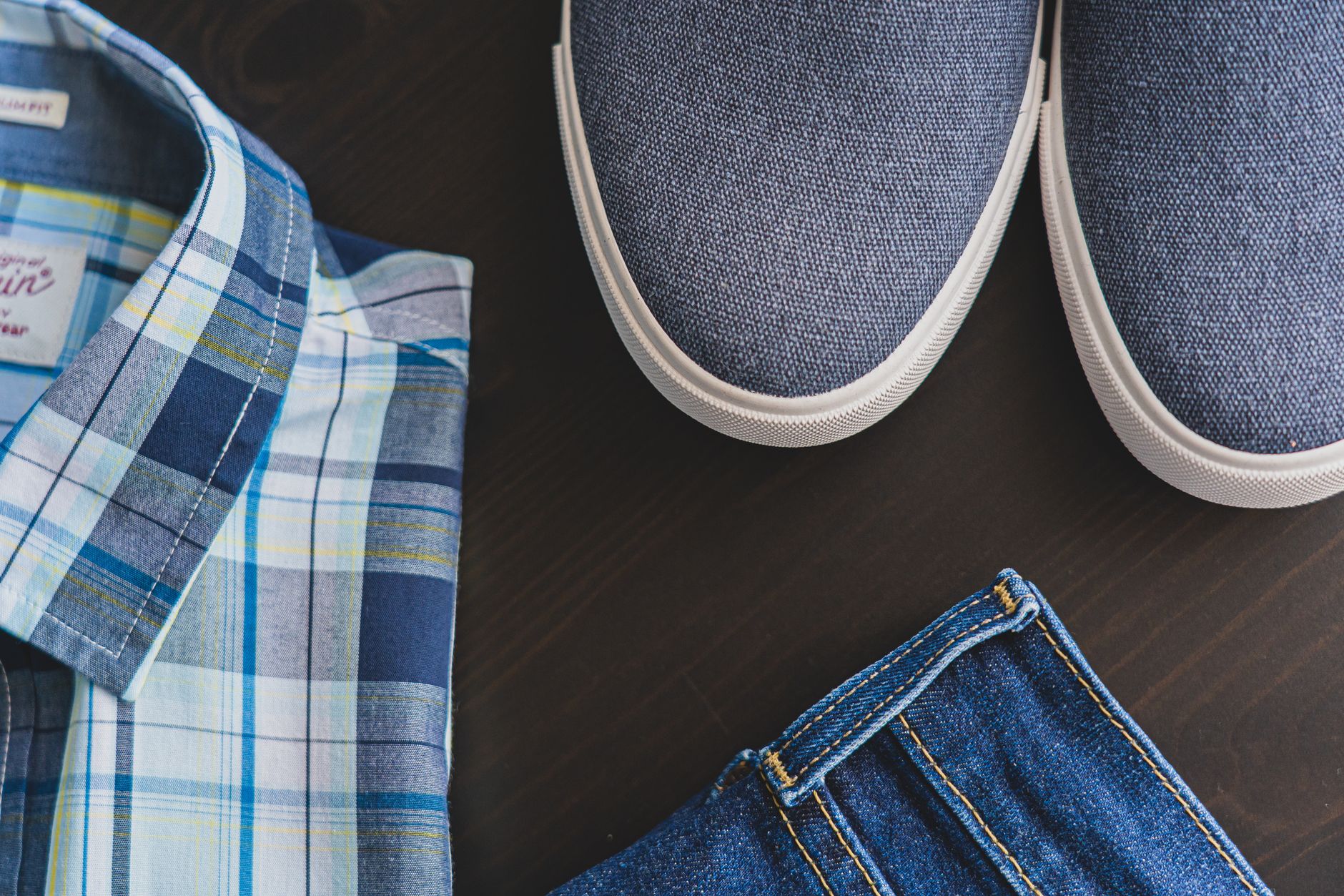 Le jean bootcut slim fait son retour avec des chaussures plates modernes
