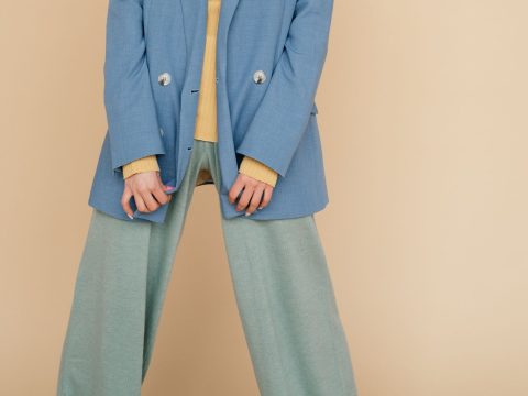 Le pantalon à pinces, l'allié chic pour les femmes après 50 ans