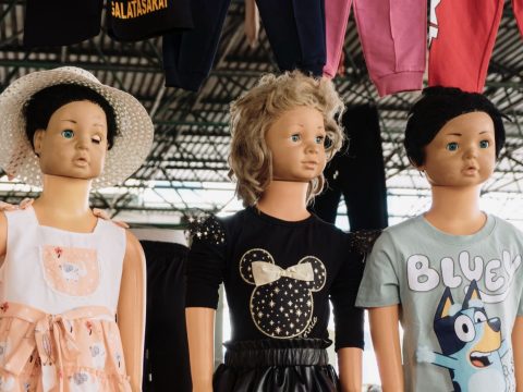 Le tee-shirt message, tendance forte de la saison mode