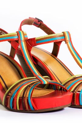 Les chaussures colorées remplacent les baskets blanches cet automne
